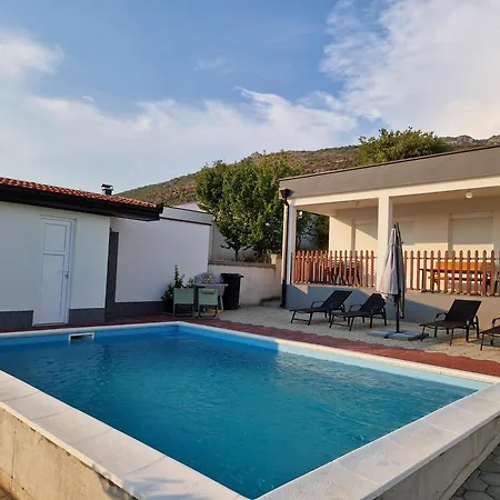 Vesna - Pool House *