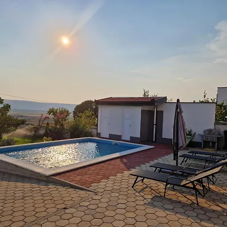 Feriehus Vesna - Pool House